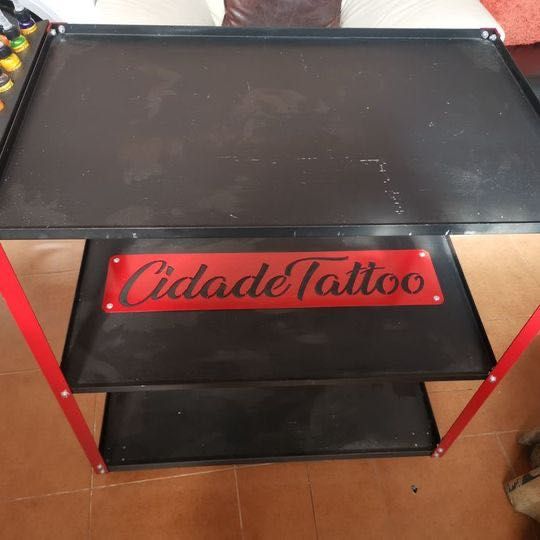 mesa de tatuador nunca usada, apenas com algumas marcas.