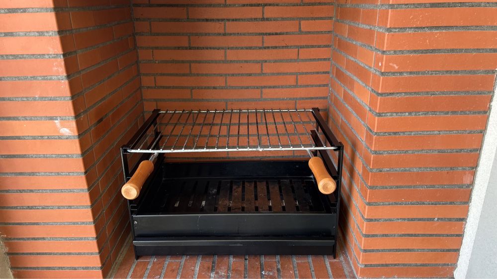 Muito novo GRELHADOR. Usado 5 vezes apenas.