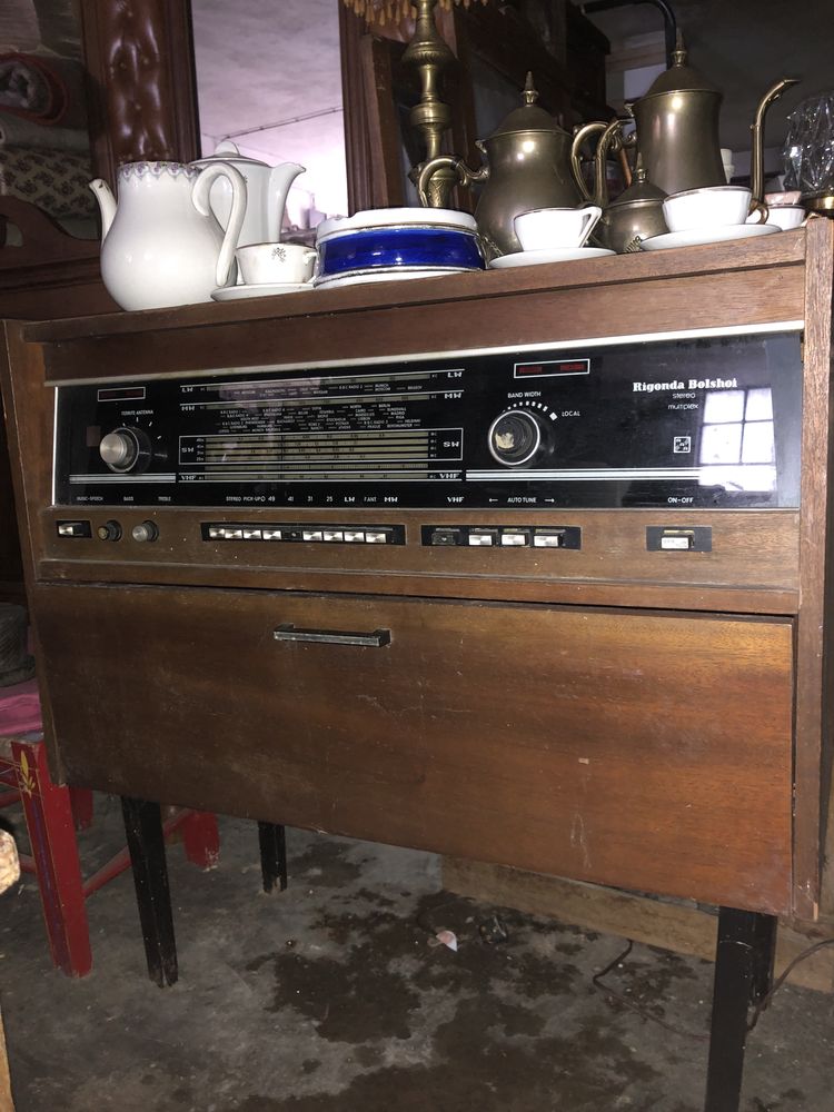 Rádio antiquado  que gira discos