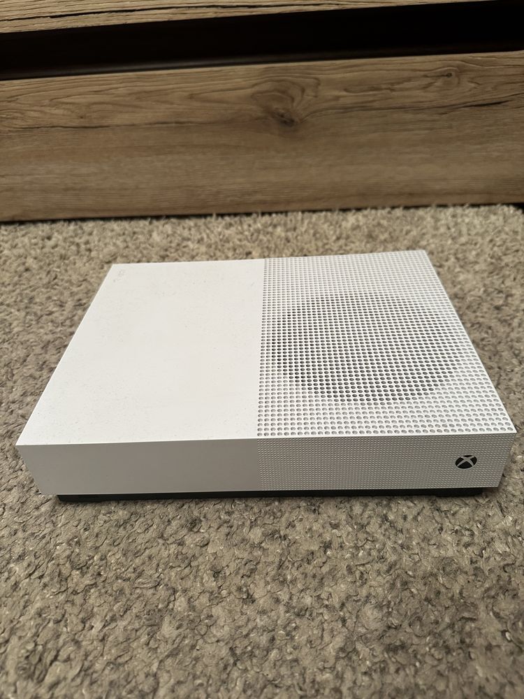 XBOX One S 500GB + 2 pady - idealny stan!