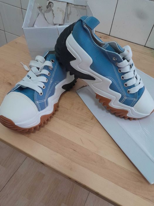 Ténis com sola grossa novos