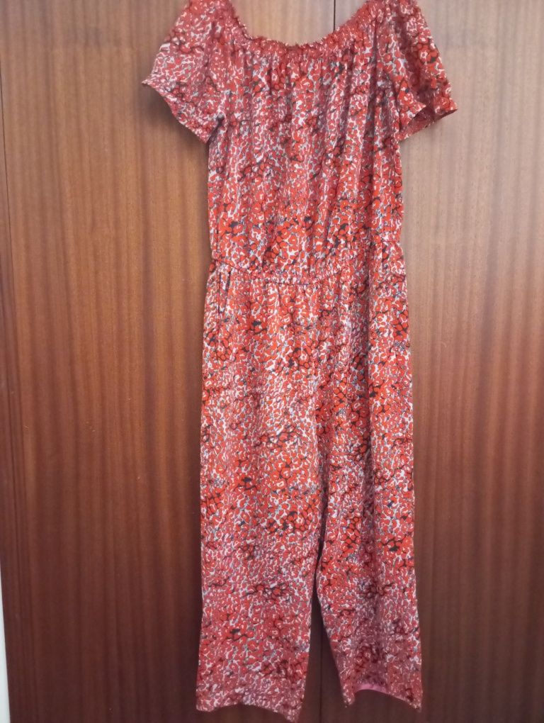 Macacão em tom vermelho