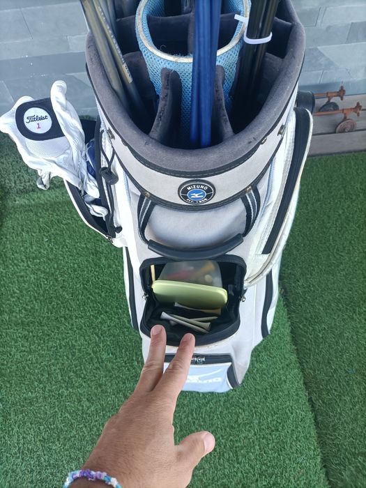 Tacos de golfe em bom estado  + taco apanha bolas e duas malas