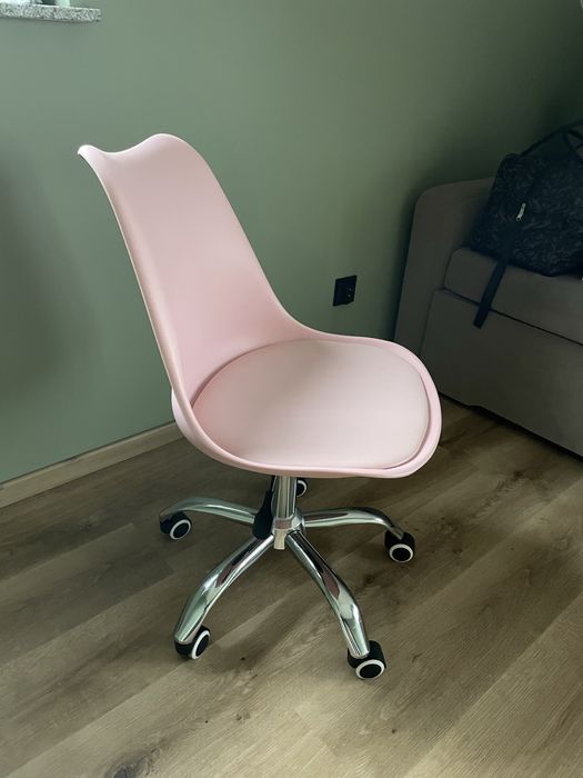 Regulowany fotel różowy
