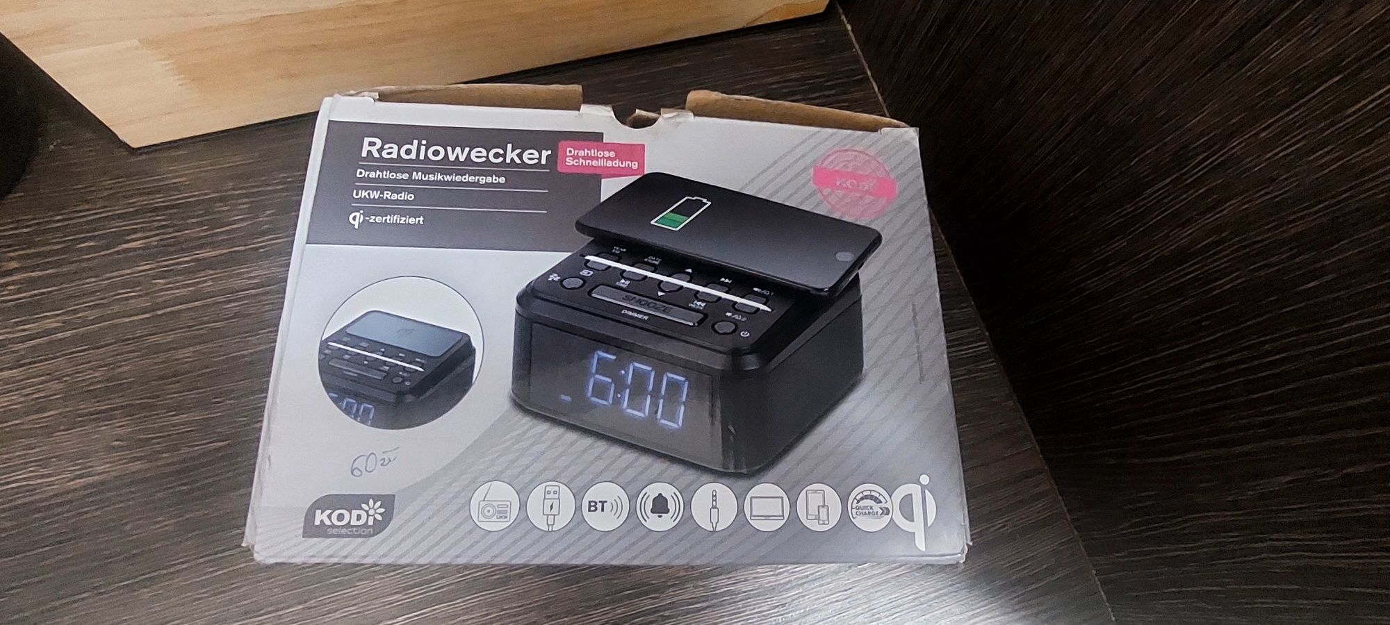 Radio z ladowarka indukcyjna