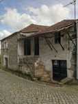 Vende-se casa em pedra com um pequeno terreno perto da casa