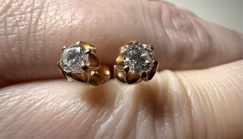 Золоті сережки-пусети в класичному кольорі з діамантами,0,44 ct,3.9 мм