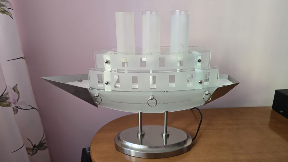 Lampa na stolik ze szkła w kształcie statku