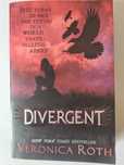 livro juvenil "Divergent" de Veronica Roth em inglês