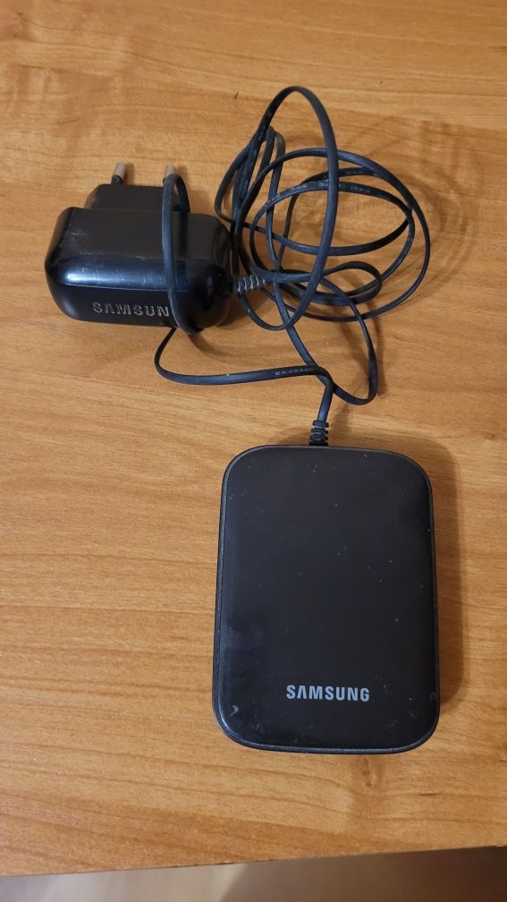 Samsung AllShare Cast Dongle wraz z ładowarką.