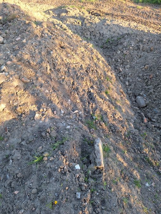 Oddam ziemię z drobnym gruzem