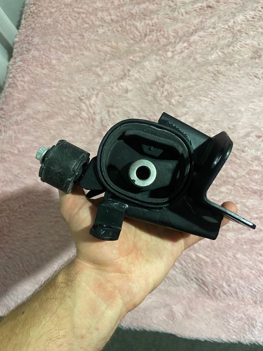 Подушка двигуна ліва Тойота авенсіс