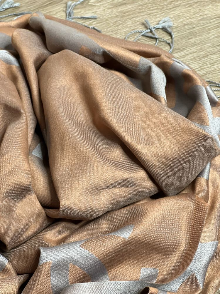 Продам БОМБЕЗНИЙ шарф Chanel Silk Scarf Monogram