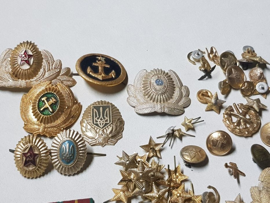 Погоны, пуговицы.