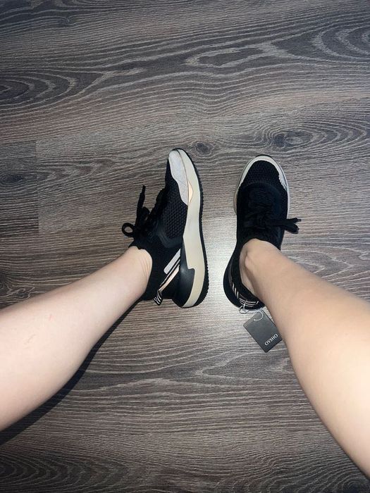 Жіночі кросівки OYSHO 37 (24 см)