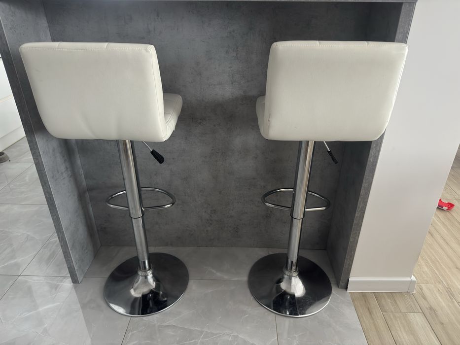 Dwa Hokery wysokie krzesla barowe