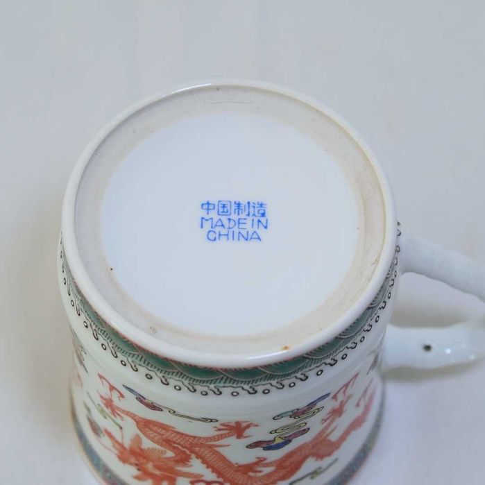 Caneca oriental decorada com um dragão