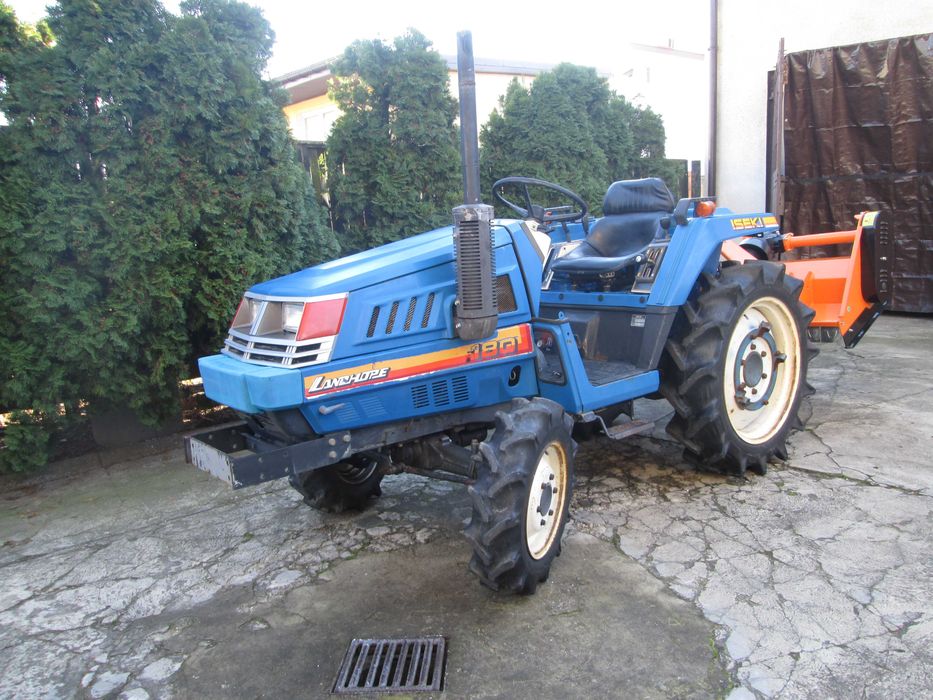 Traktor Iseki 4x4 -zestaw z kosiarką bijakową oraz zaczepem trzy-punkt