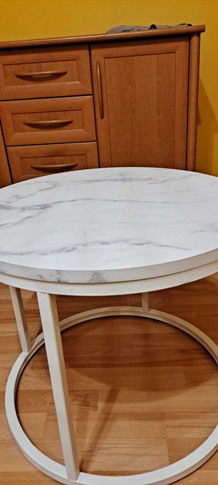Stolik kawowy okrągły Loft w kolorze białego marmuru