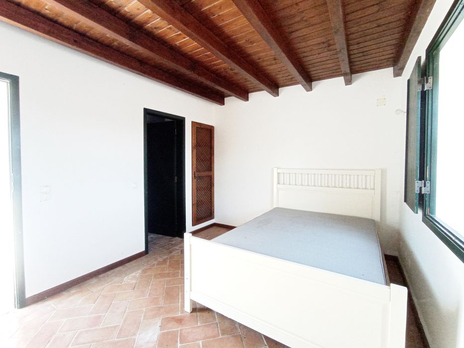 Arrendamento T2+1 garagem e espaço exterior