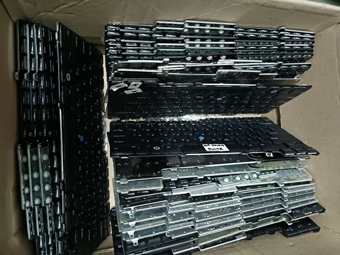 100 sztuk klawiatur do laptopów, cena za 100 sztuk
