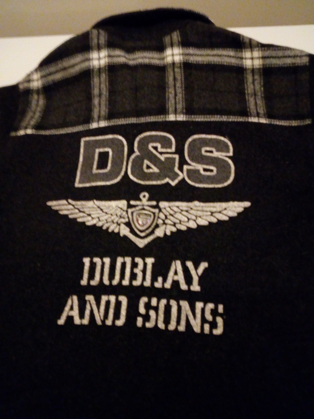 Camisa marca D&S =  8 anos