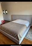 Cama de casal estofada com estrado largo