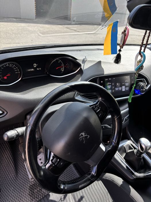 Продам Peugeot 308  2015року