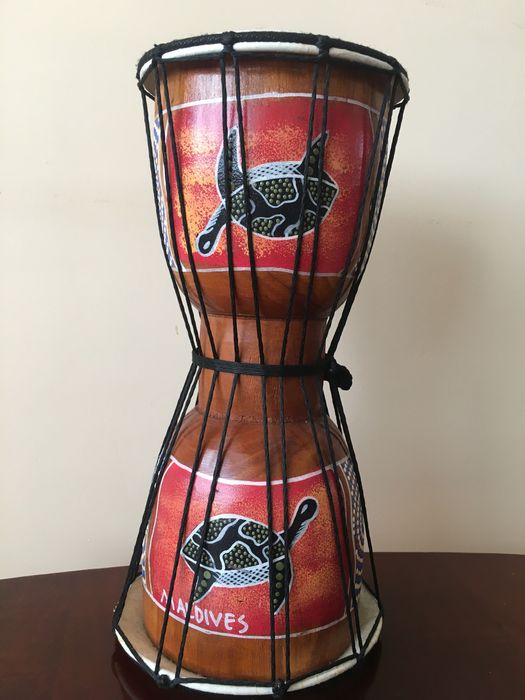 Сувеніри з дерева : барабан з дерева та шкіри з Мальдівів