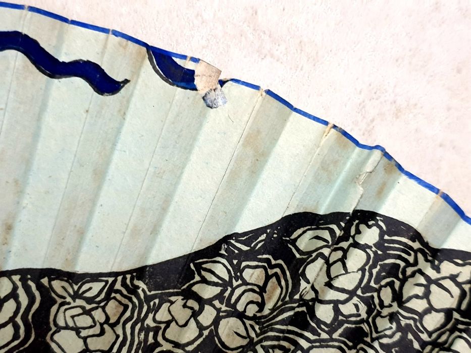 Lindo antigo leque pintado à mão  em madeira, papel e madrepérola