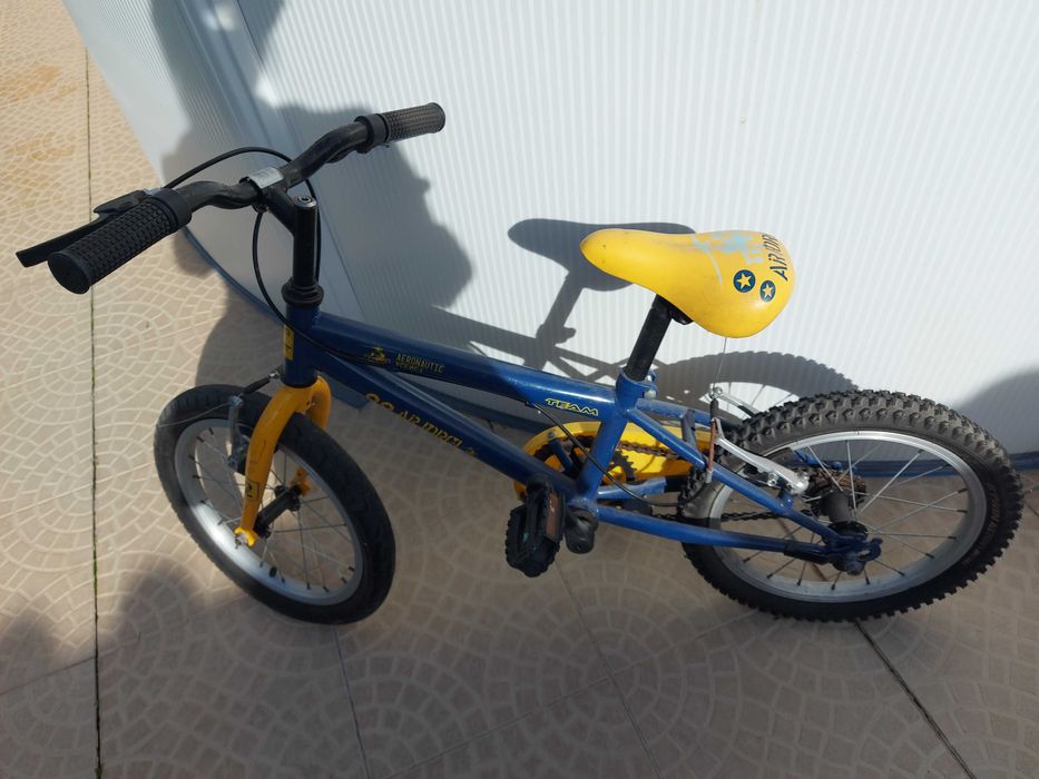 Bicicleta de criança azul e amarela