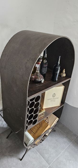 Garrafeira peça única feita à mão