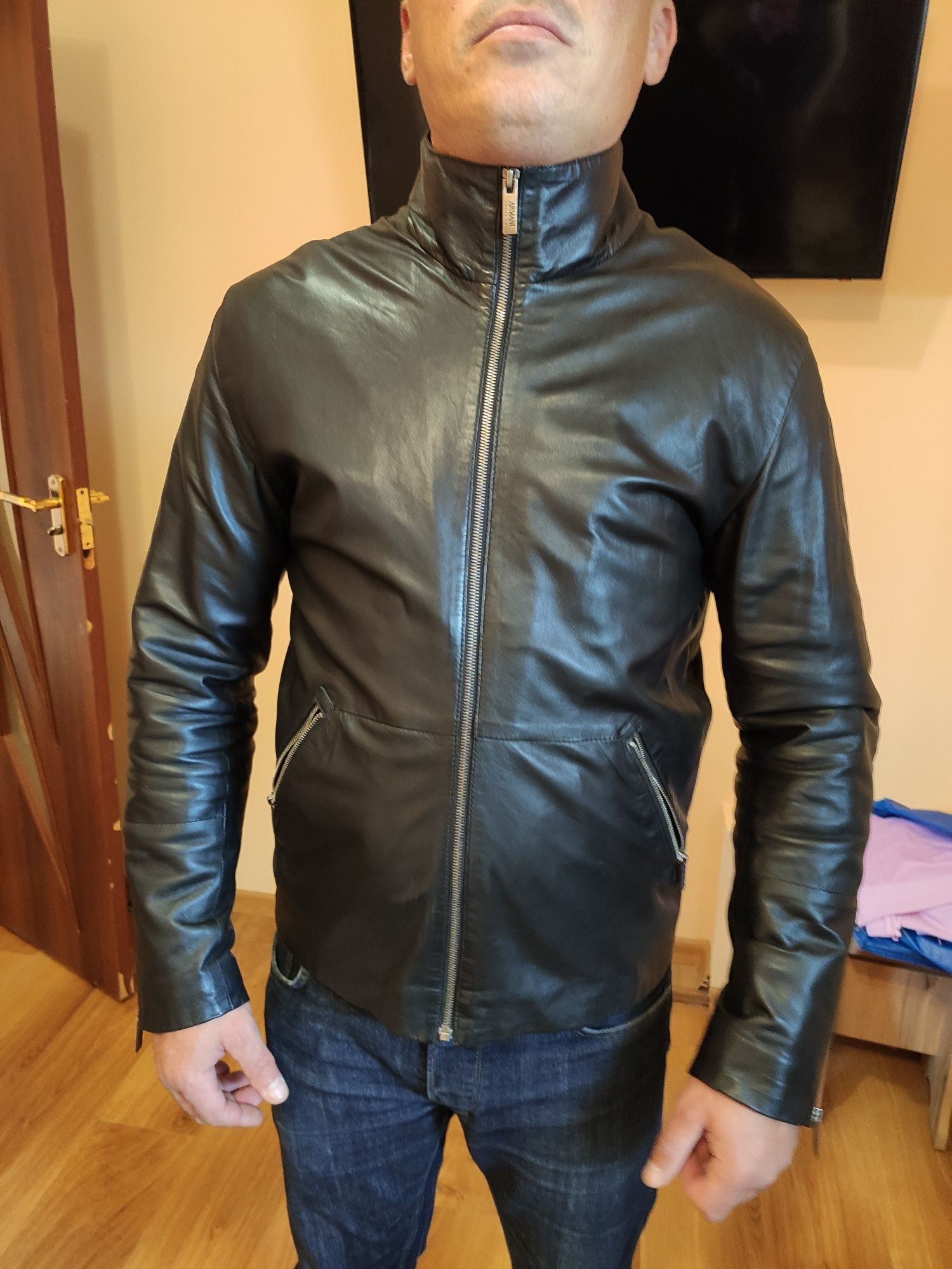 Продам кожаную куртку Armani Collezioni размер М.