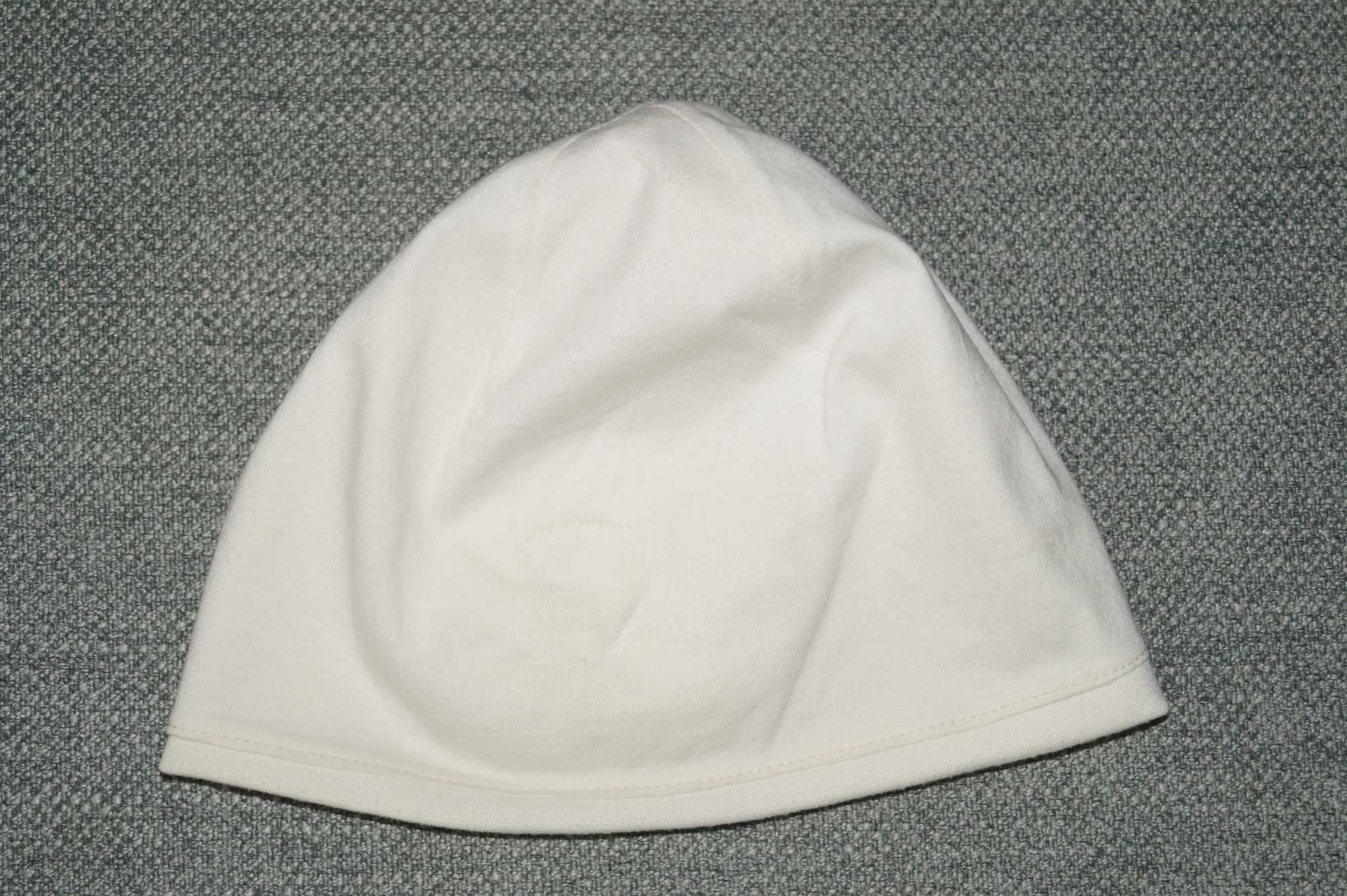 Демісезонна шапка для дівчинки молочного кольору
