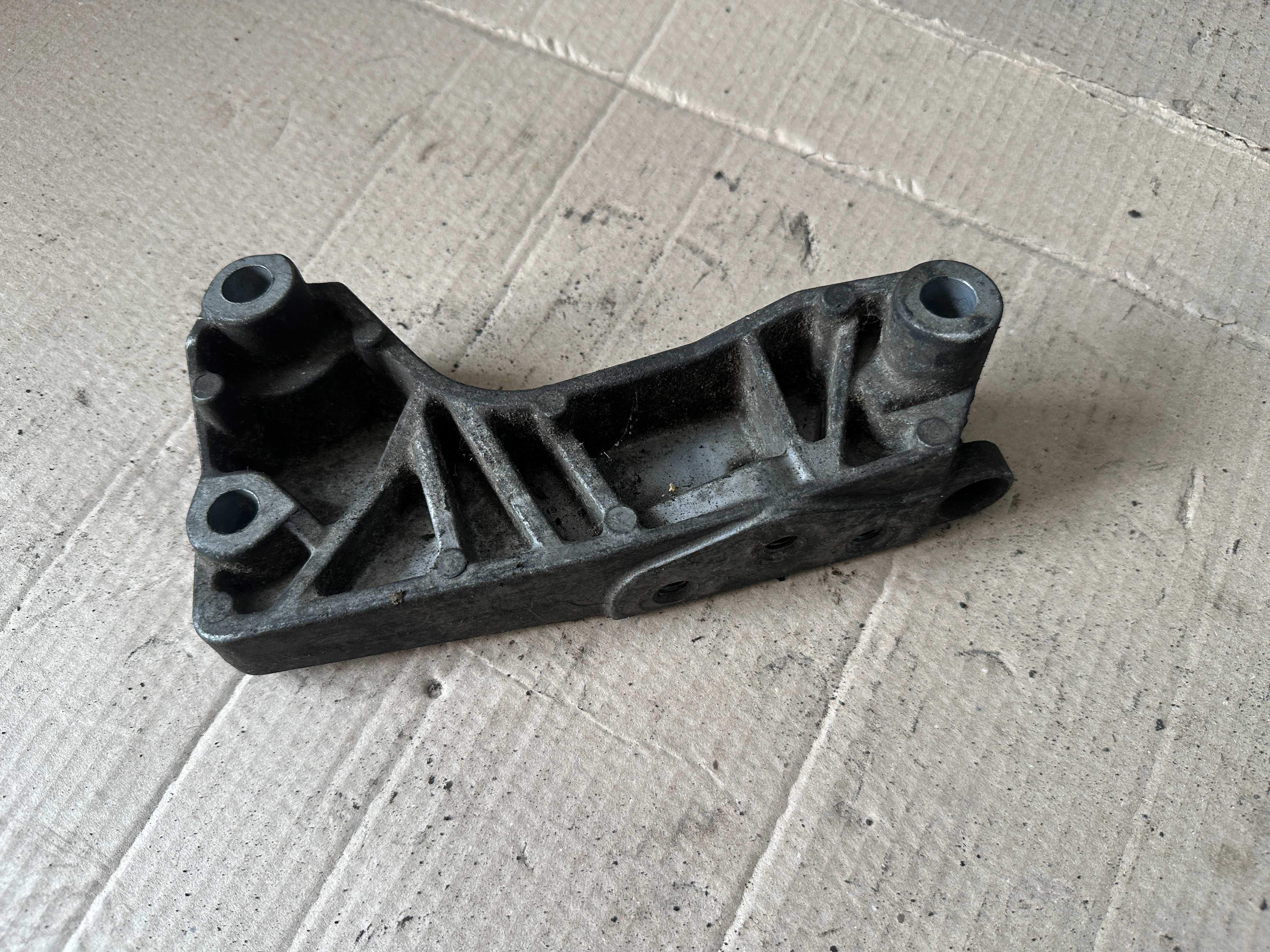 Кронштейн двигателя  Opel Astra Zafira A 9156986
