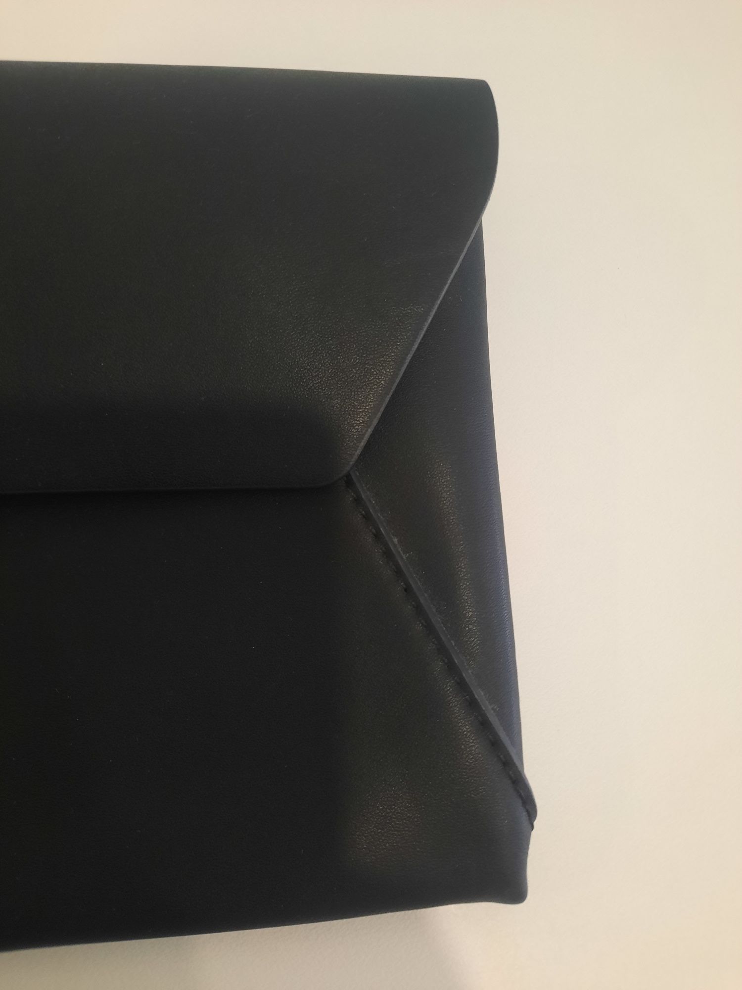 Clutch preta tipo envelope da Mango