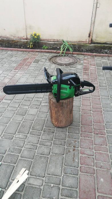 Бензопила в хорошому стані