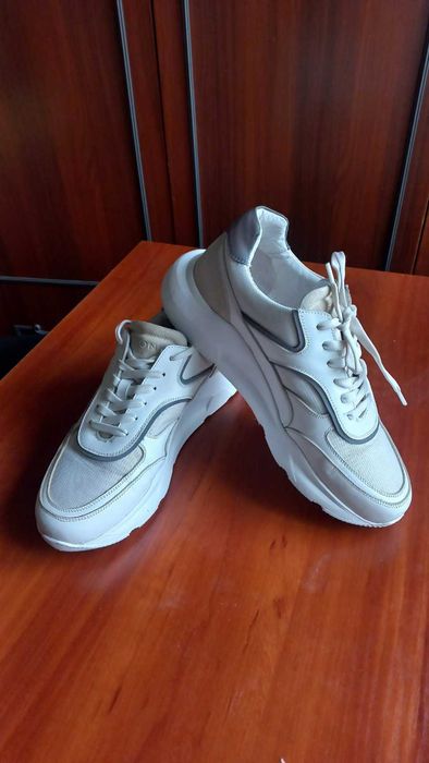 продам кросівки білі