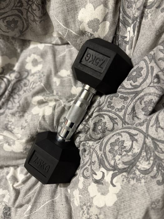 Продам гантелю для тренировок занятия спорта  7,5 кг