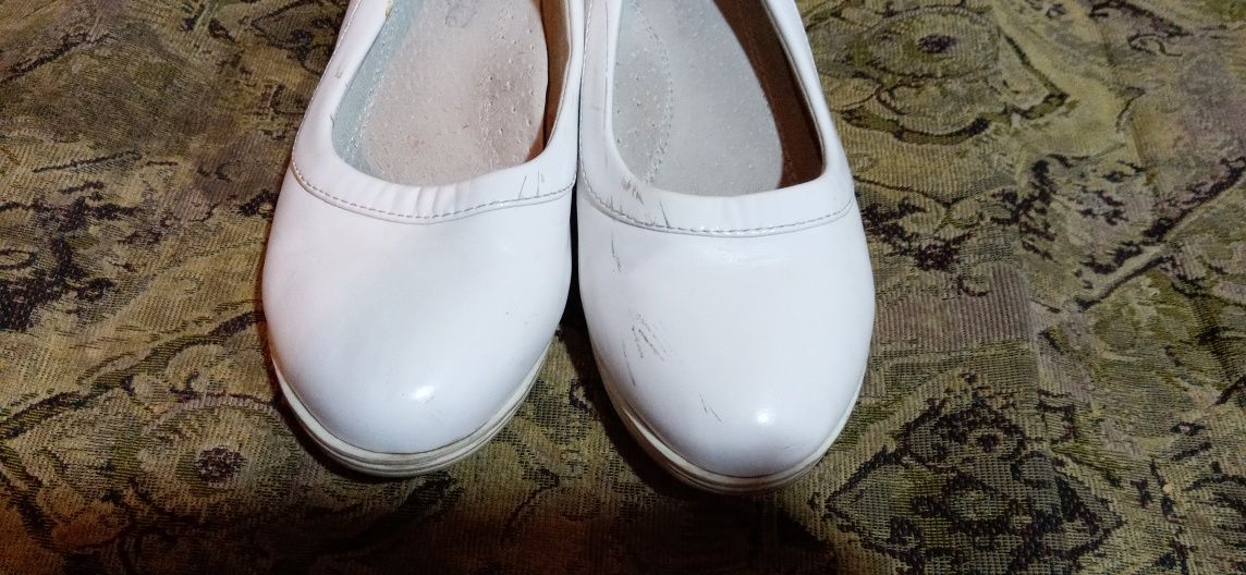 Туфли білі, белые