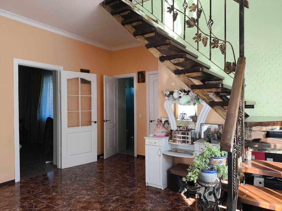 село Дачное, добротный дом 2 эт, 10 сот.  Рядом Нерубайское.