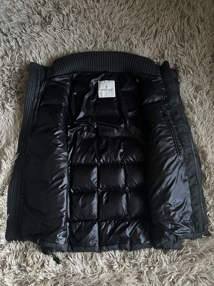 Продам жилетку Moncler Tenay