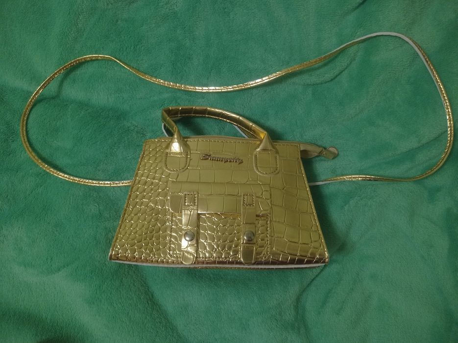 Золота сумочка, маленька на ремінці