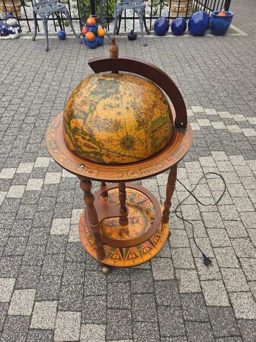 Barek mobilny w kształcie globusa podświetlany