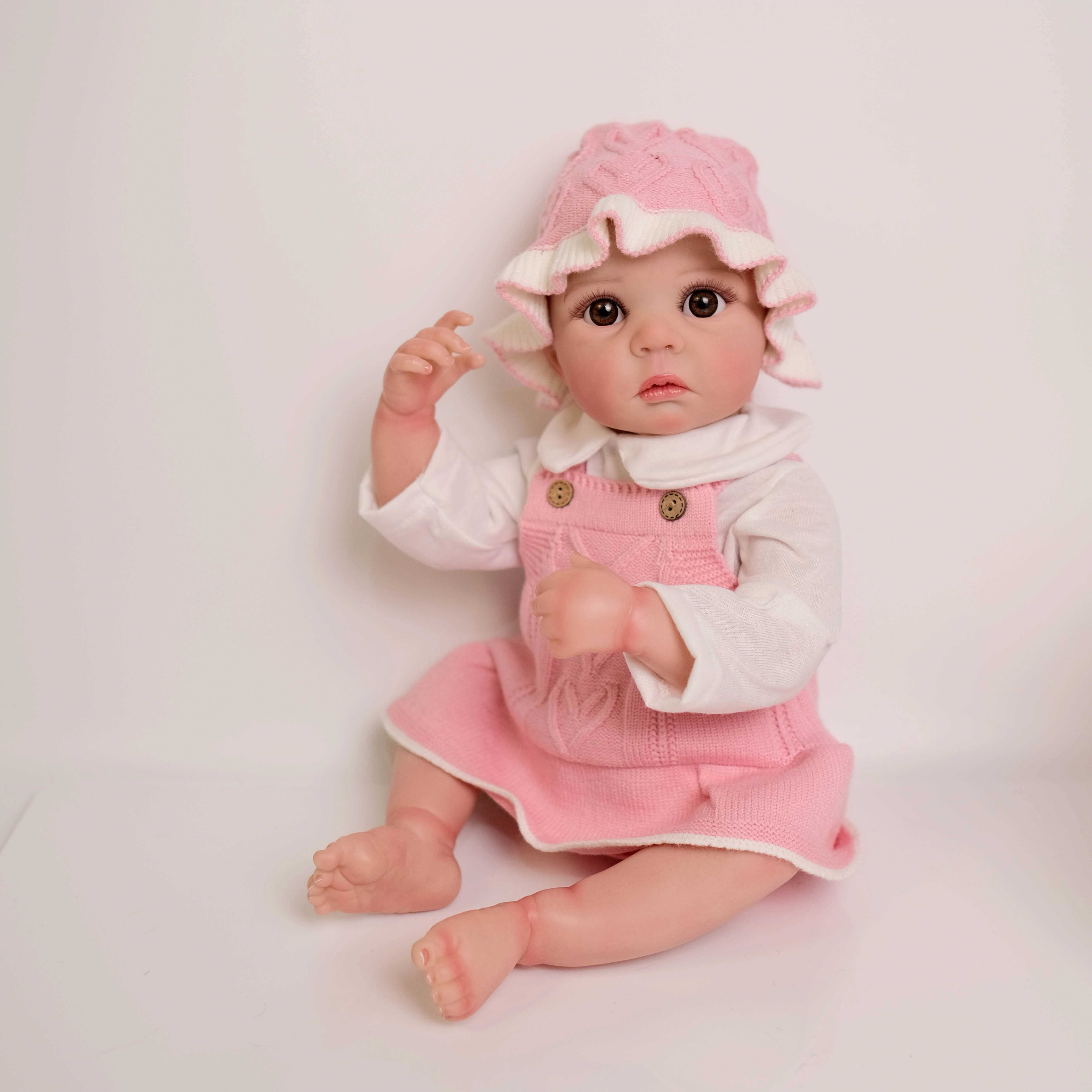 LALKA typu reborn w słodkim kapelusiku