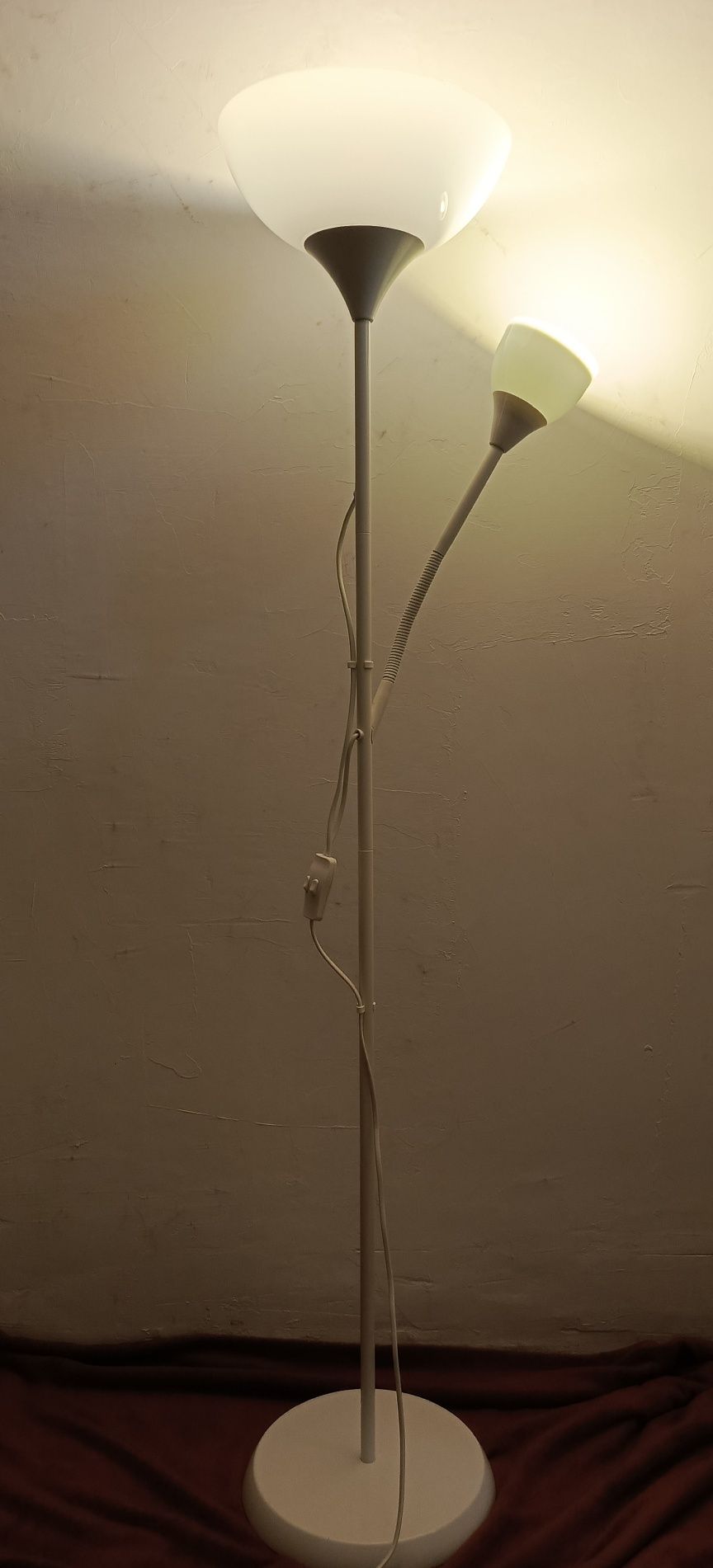 Wolnostojąca lampa pokojowa