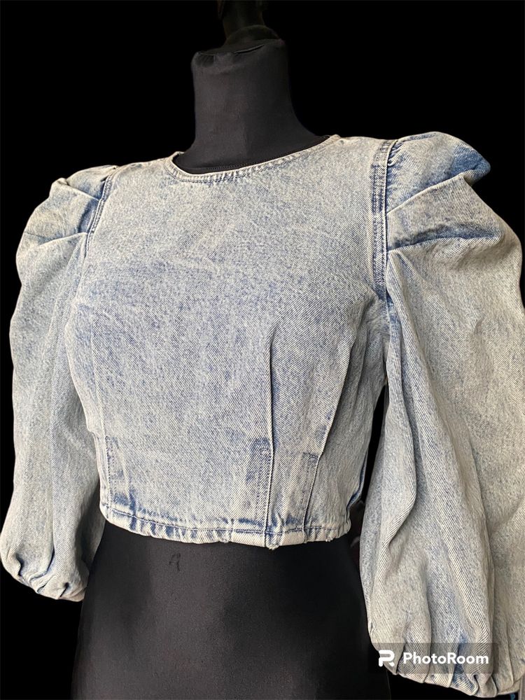 Jeansowa bluzka z bufiastymi rękawami Zara