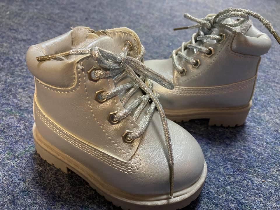 Trzewiki srebrne dla dziewczynki sliczne    26 wyprzedaż