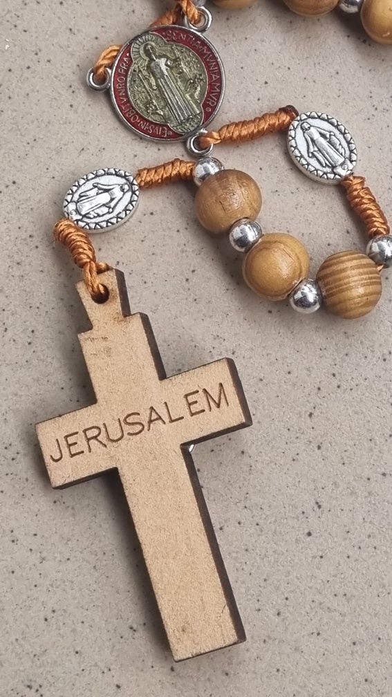 Drewniany Różaniec drewniany z Jerusalem,Ziemia Święta jak na zdjęciu.