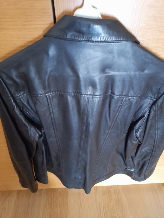 Vendo blusão de pele cor preto